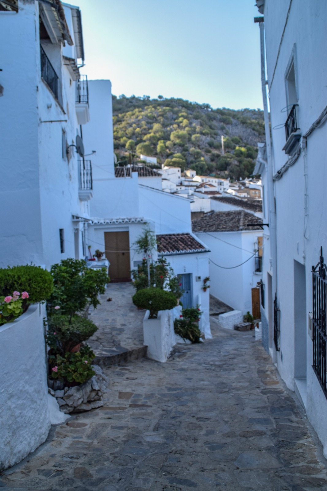 Callejón de Ubrique al atardecer con la sierra al fondo