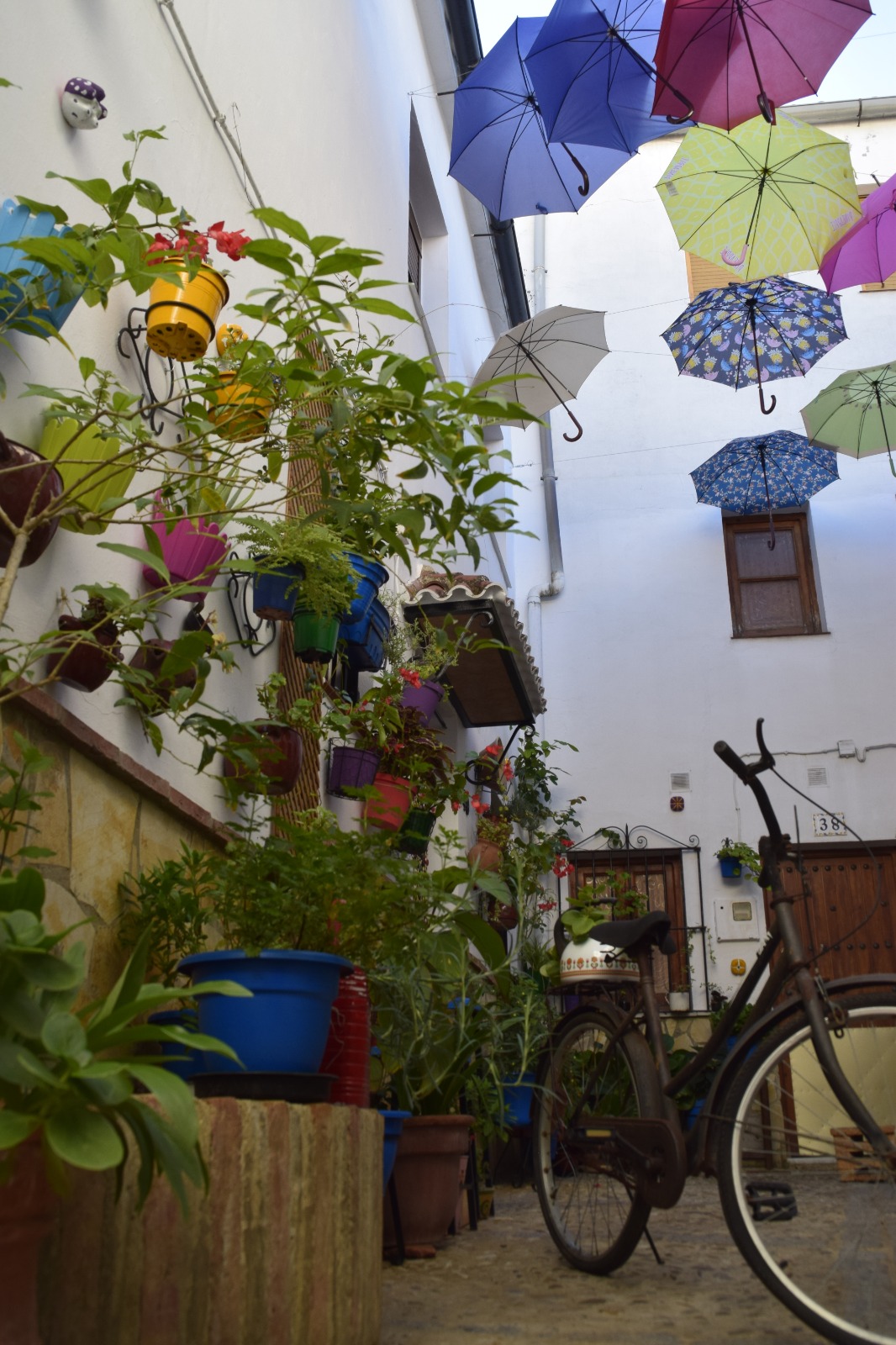 Callejón decorado con sombrillas de colores en Ubrique